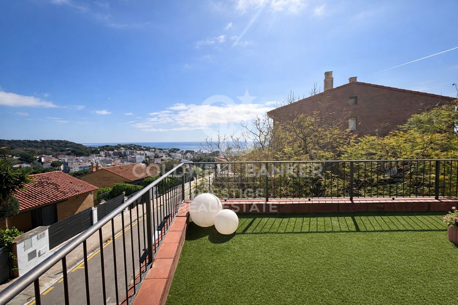 Eckhaus mit Meerblick, Terrasse, Privatgarten und Gemeinschaftspoo