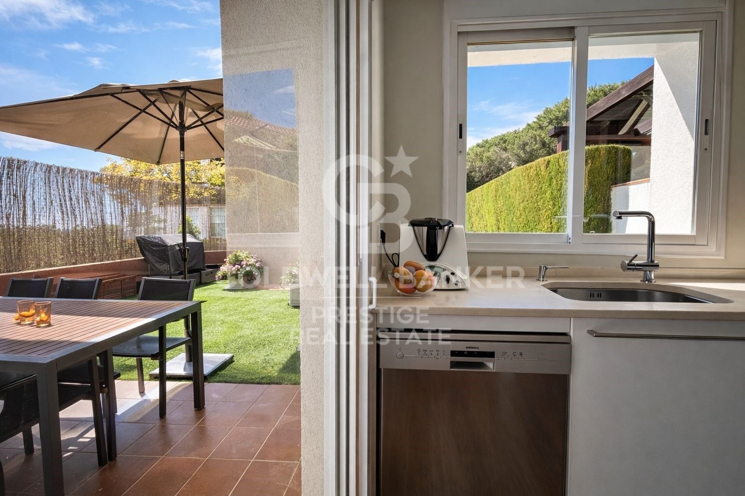 Eckhaus mit Meerblick, Terrasse, Privatgarten und Gemeinschaftspoo