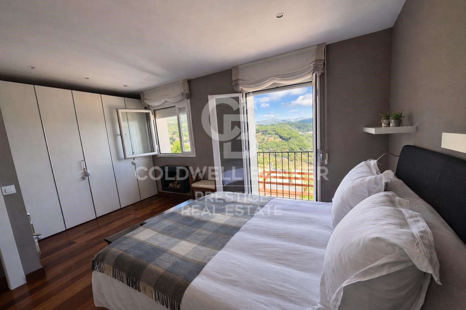 Casa esquinera con vistas al mar, terraza, jardín privado y piscina comunitaria