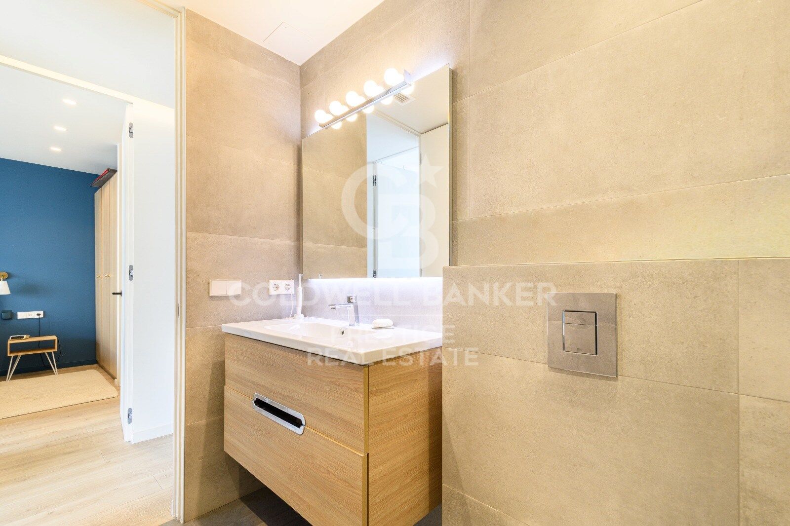 Renovated penthouse with balcony & parking in Pedralbes