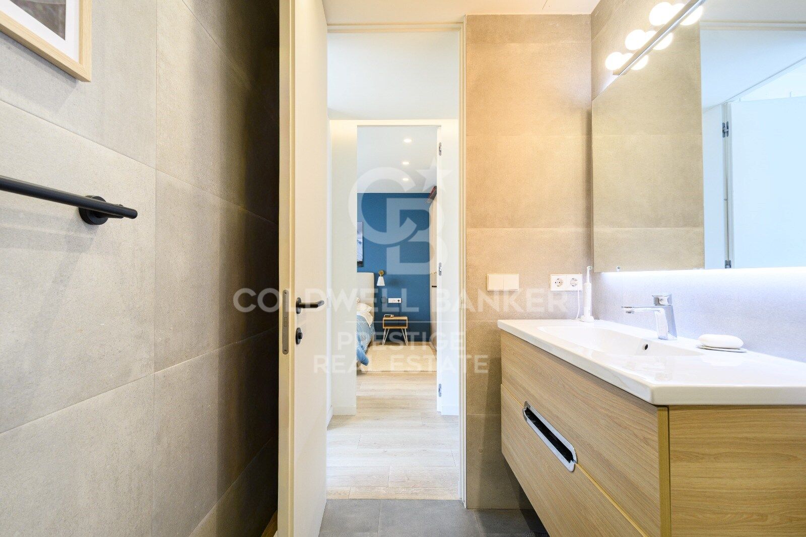 Renovated penthouse with balcony & parking in Pedralbes