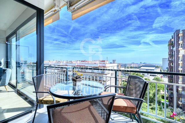 Penthouse rénové avec balcon et parking à Pedralbes