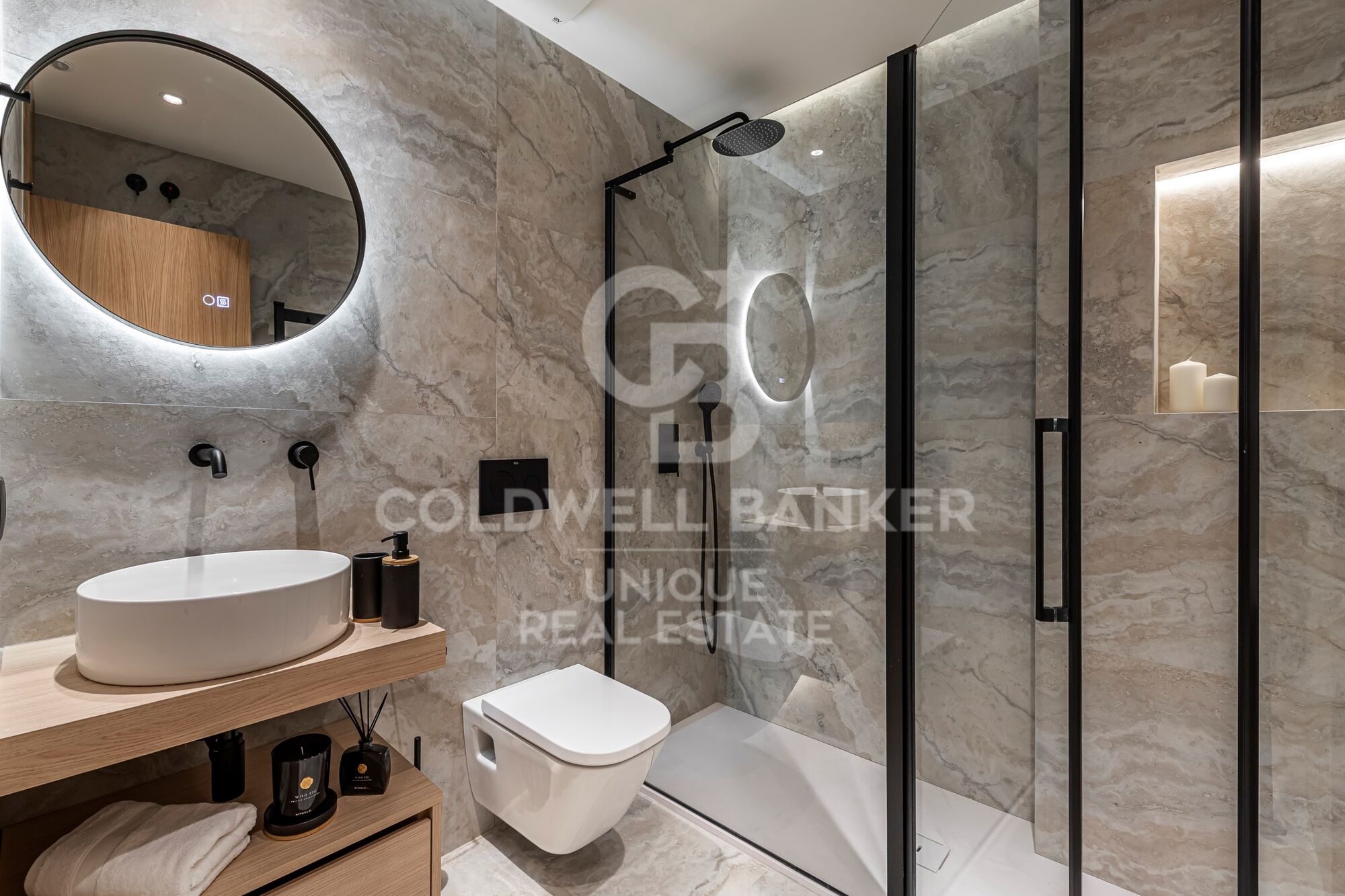 Renovated exterior apartment with terrace, garage, and storage room in Lista, Madrid
