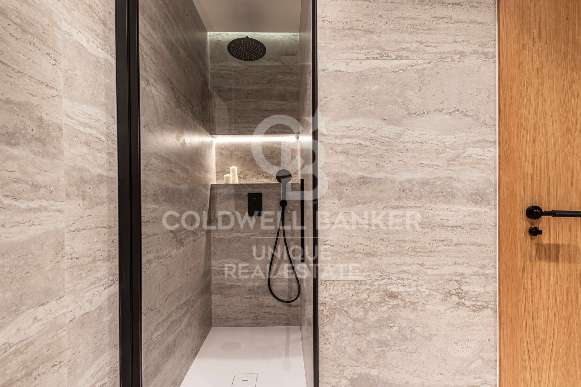 Renovated exterior apartment with terrace, garage, and storage room in Lista, Madrid