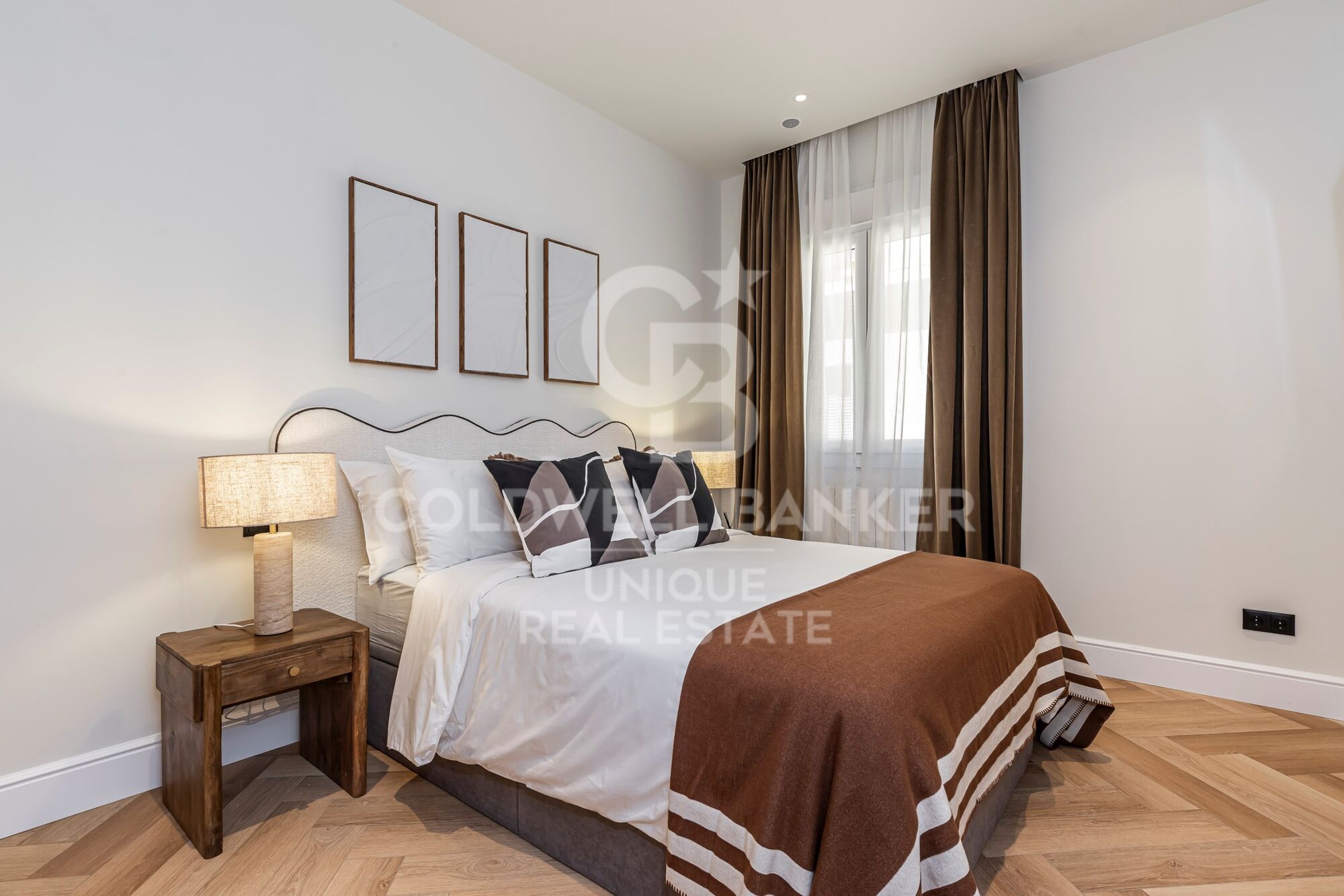 Renovated exterior apartment with terrace, garage, and storage room in Lista, Madrid