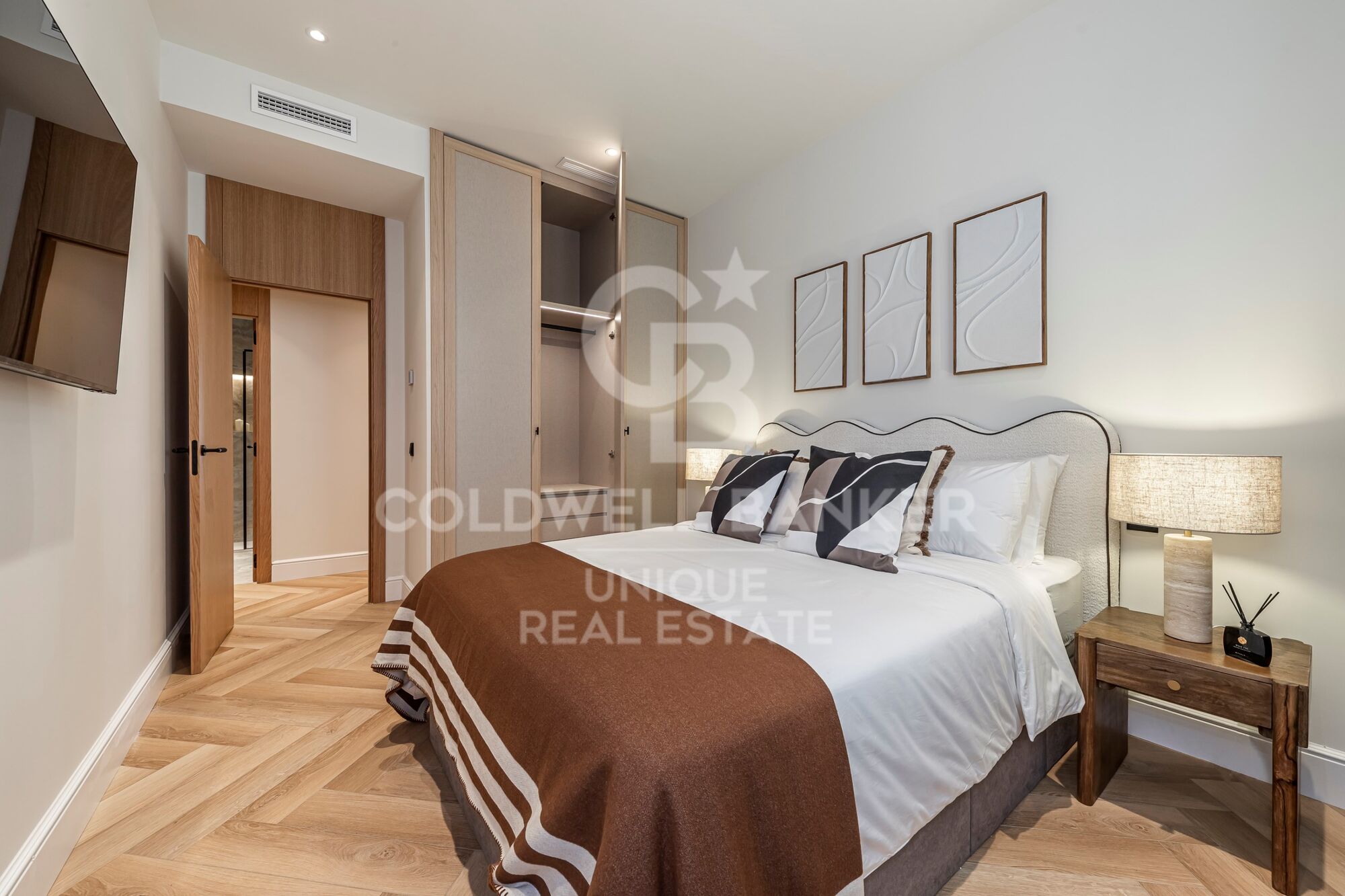 Renovated exterior apartment with terrace, garage, and storage room in Lista, Madrid
