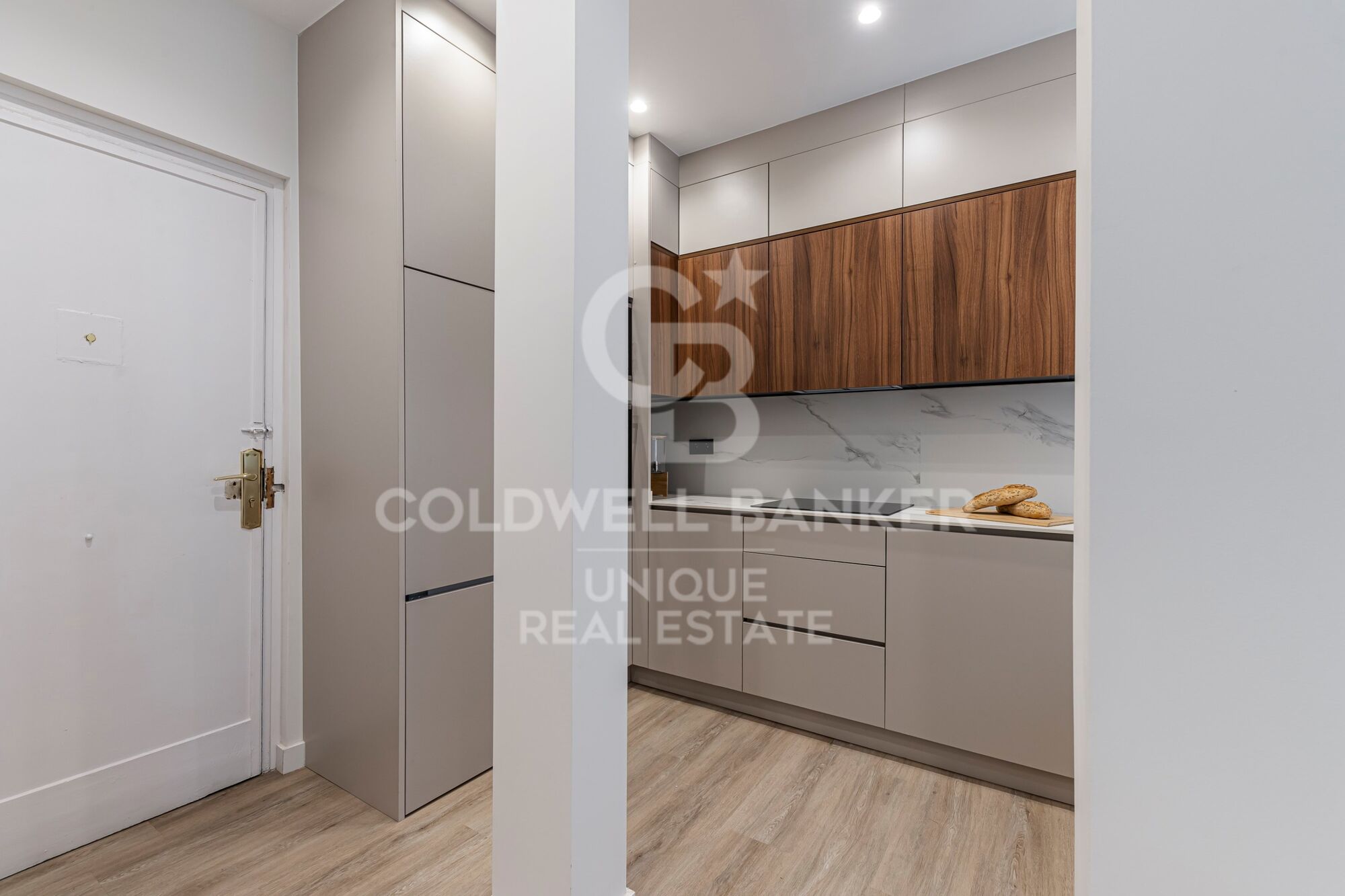 Renovated exterior apartment with terrace and storage room in Retiro, Madrid
