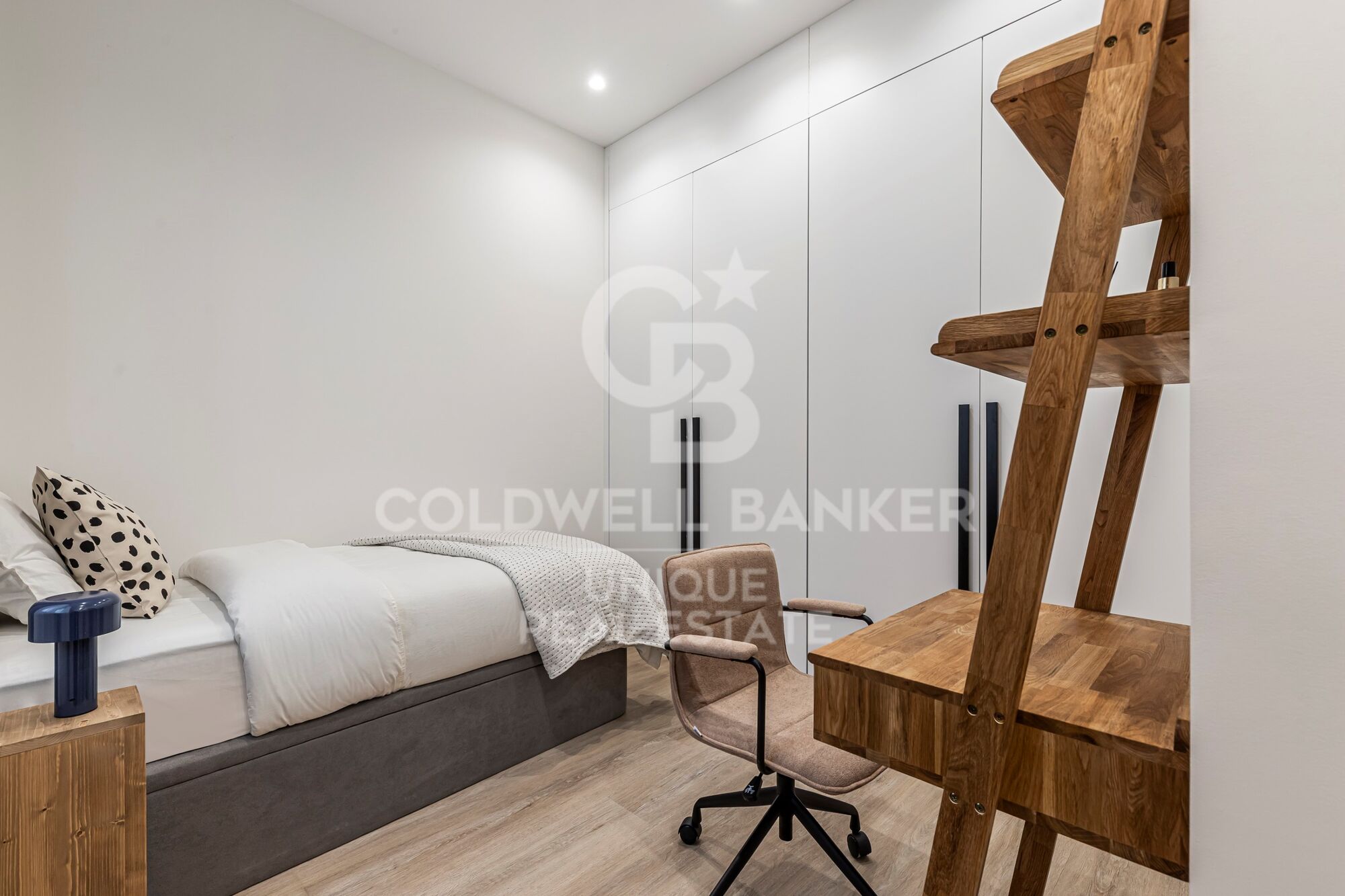 Renovated exterior apartment with terrace and storage room in Retiro, Madrid