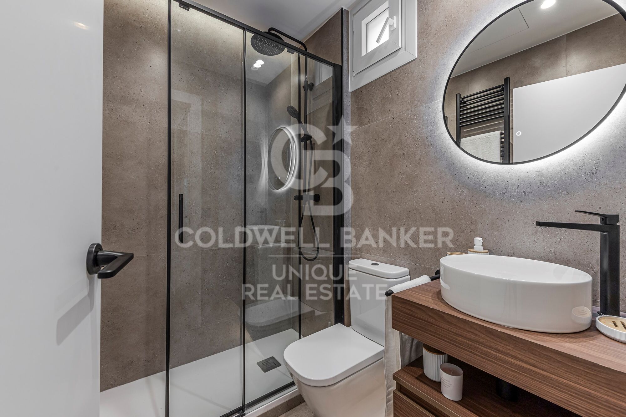 Renovated exterior apartment with terrace and storage room in Retiro, Madrid