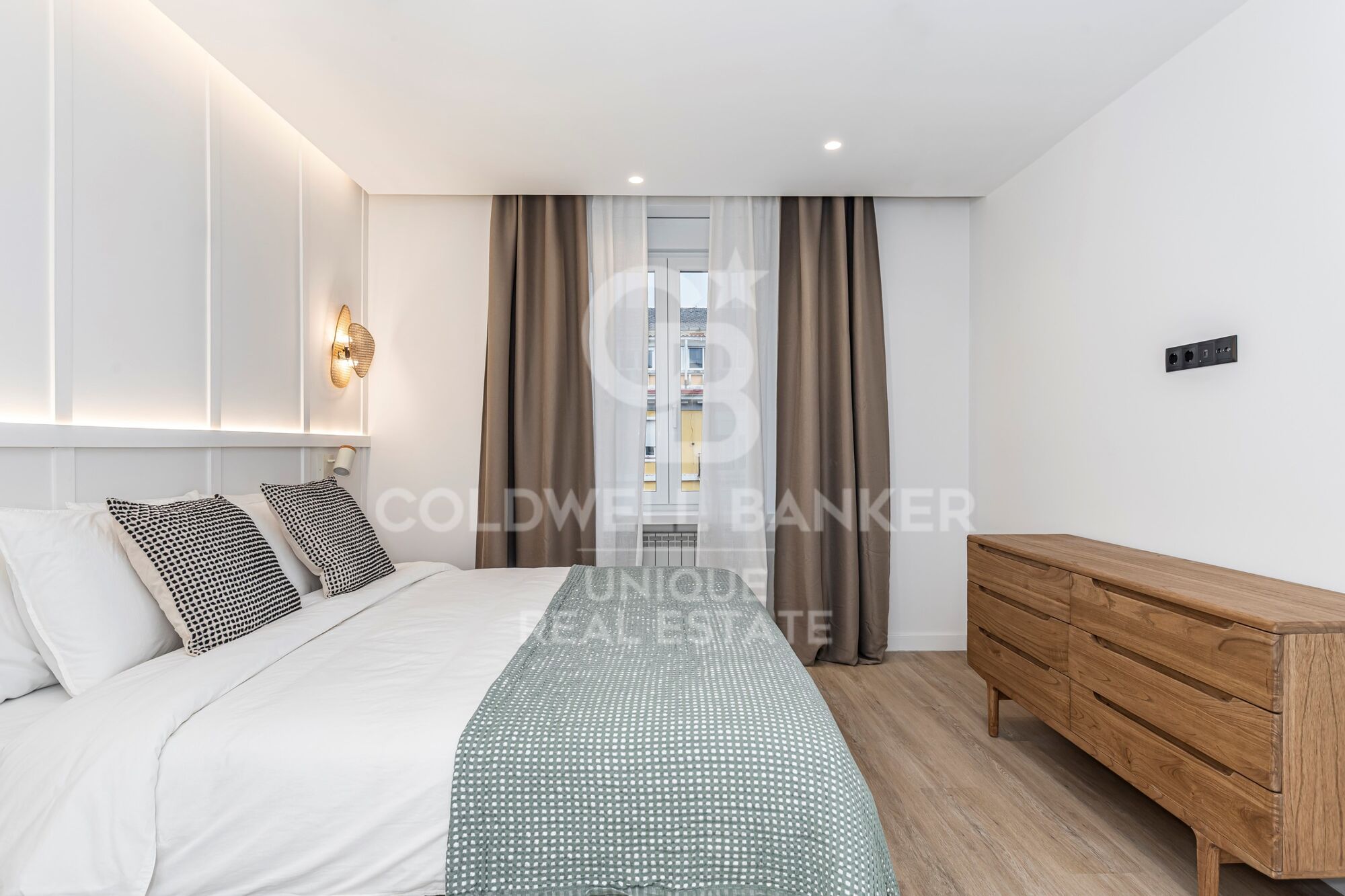 Renovated exterior apartment with terrace and storage room in Retiro, Madrid
