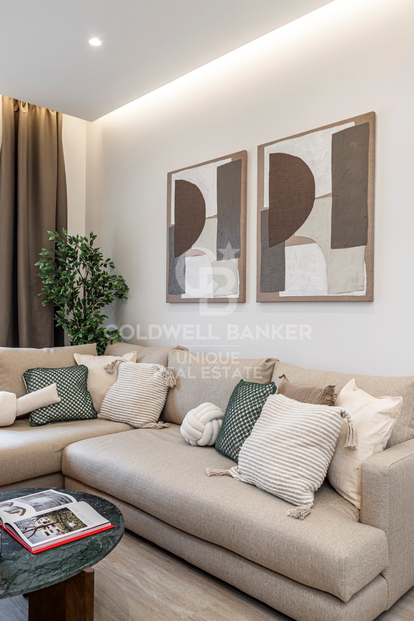Renovated exterior apartment with terrace and storage room in Retiro, Madrid