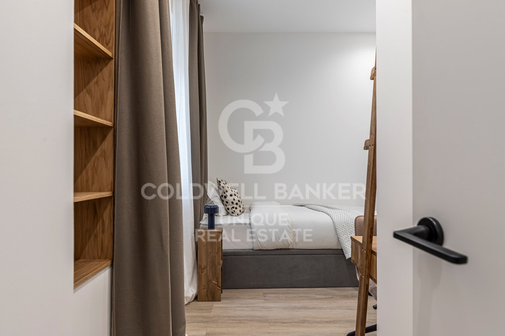Renovated exterior apartment with terrace and storage room in Retiro, Madrid