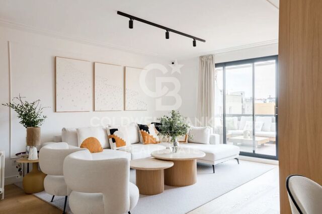 Renovated penthouse with terrace and storage room in Castellana, Madrid