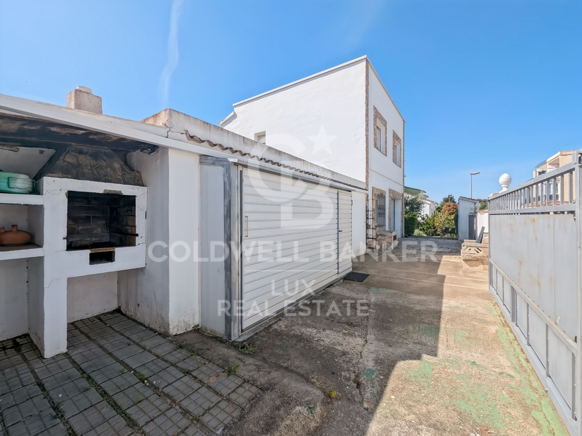 Villa with 2 garages and 820 m² plot in Roses