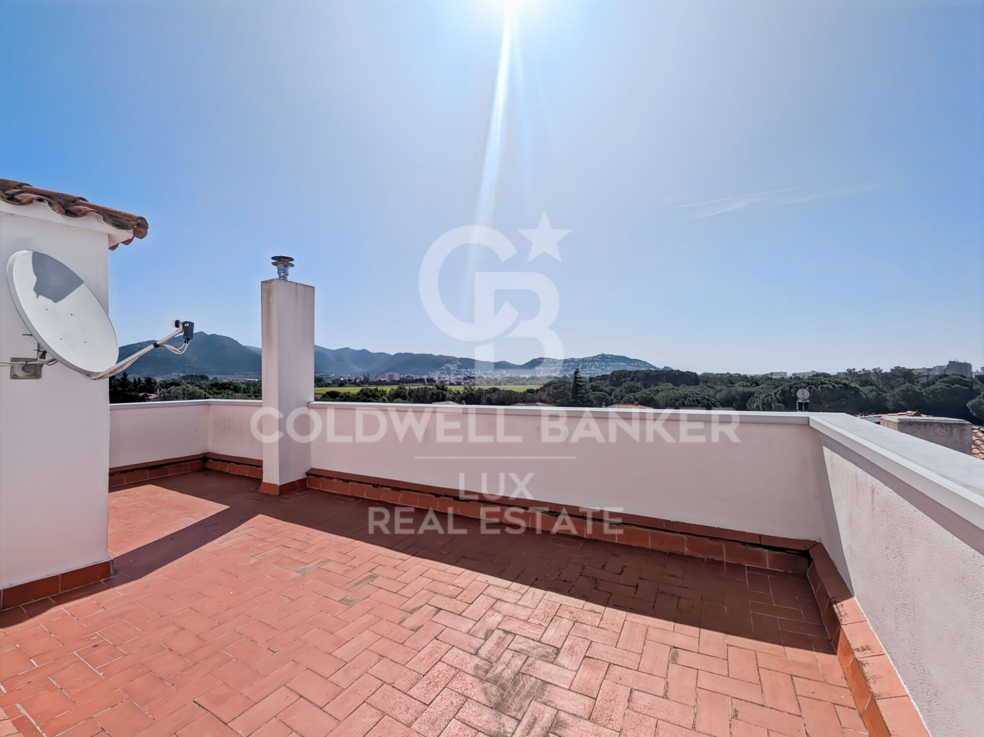 Villa with 2 garages and 820 m² plot in Roses