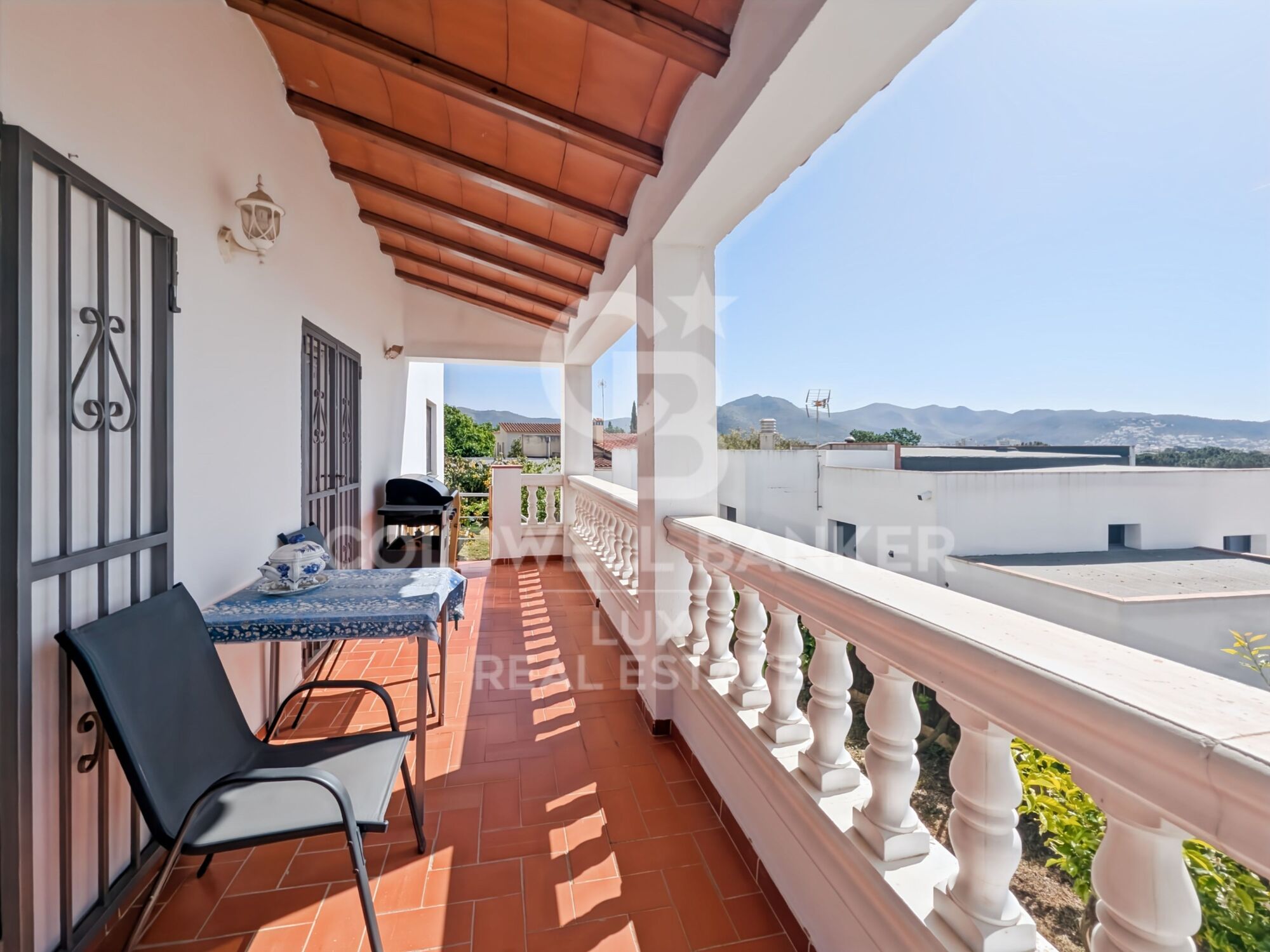 Villa mit 2 Garagen und 820 m² Grundstück in Roses
