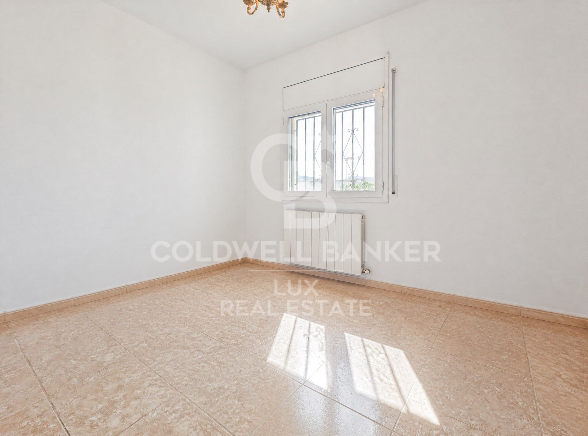Villa with 2 garages and 820 m² plot in Roses