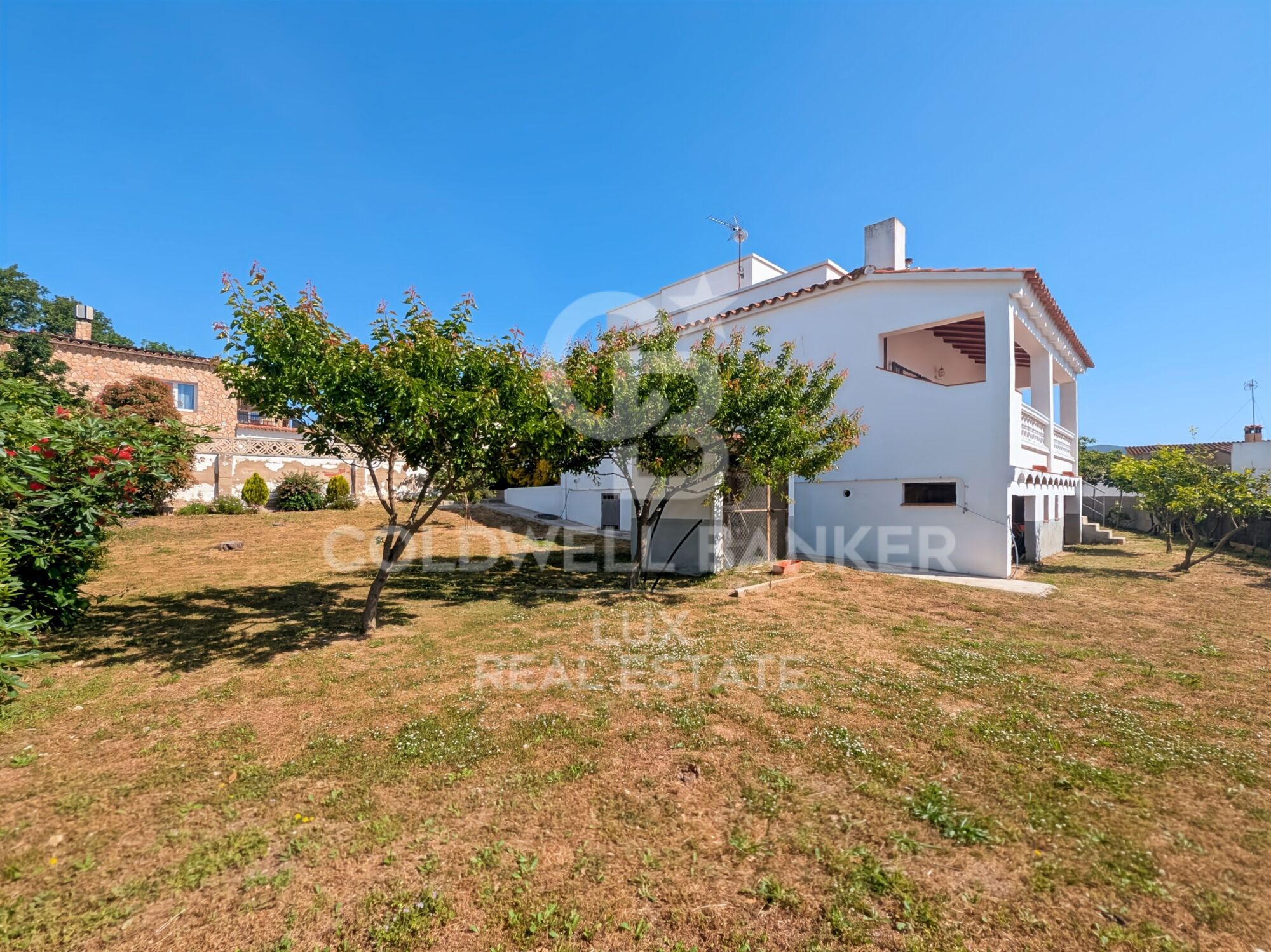 Villa with 2 garages and 820 m² plot in Roses