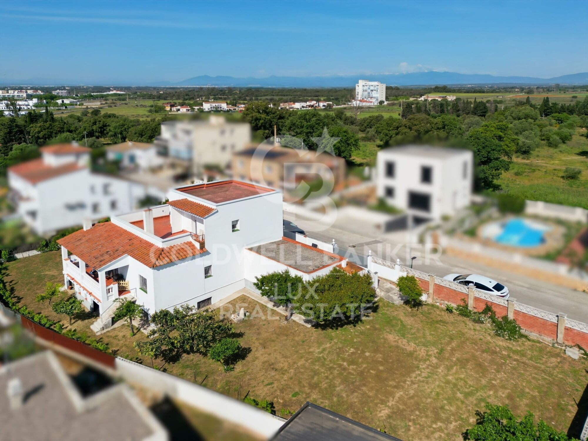 Villa with 2 garages and 820 m² plot in Roses