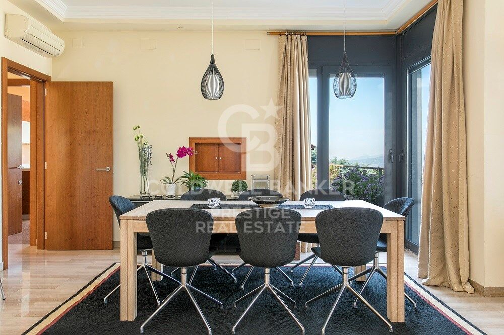 Maison familiale exclusive avec jardin, piscine et 5 suites doubles