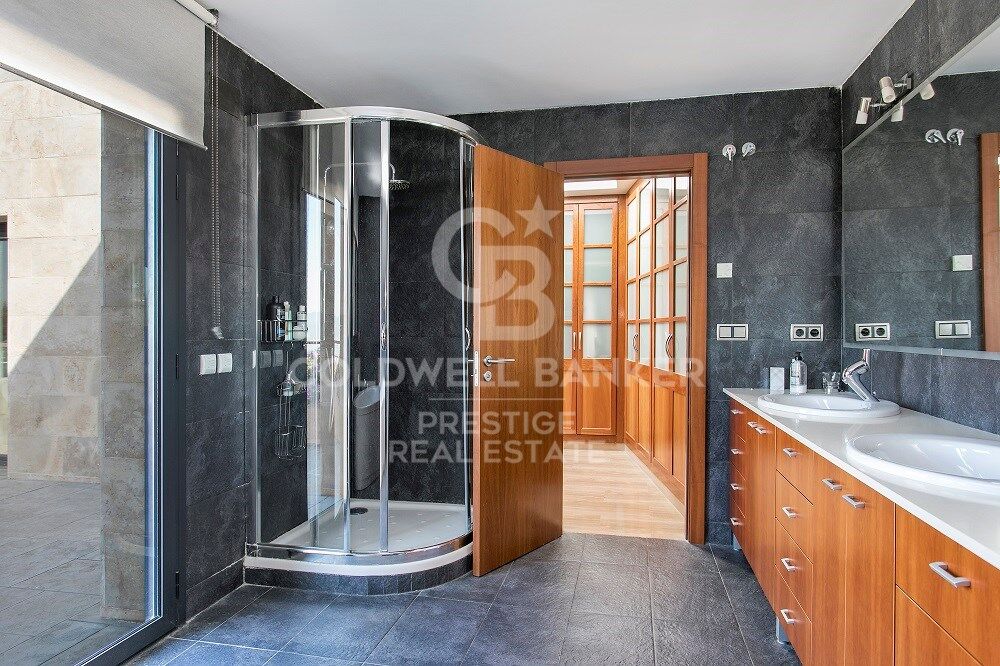 Maison familiale exclusive avec jardin, piscine et 5 suites doubles