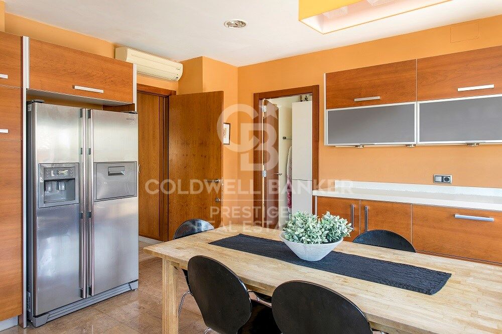 Exclusiva casa familiar con jardín, piscina y 5 suites Dobles en la Miranda, Barcelona