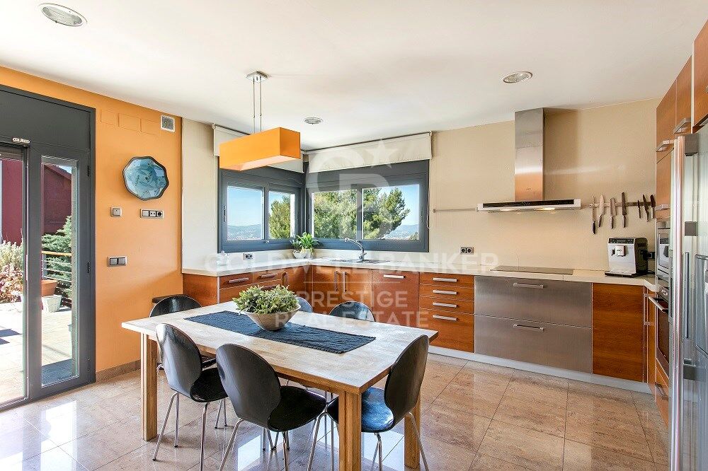 Exclusive family house with garden, pool and 5 double Suites
