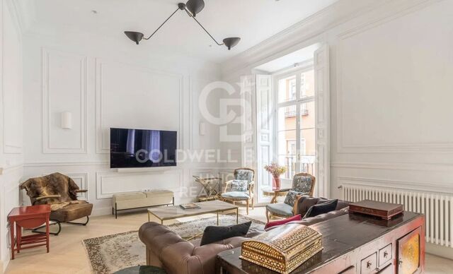 Renovated exterior apartment in Barrio de Las Letras, Madrid