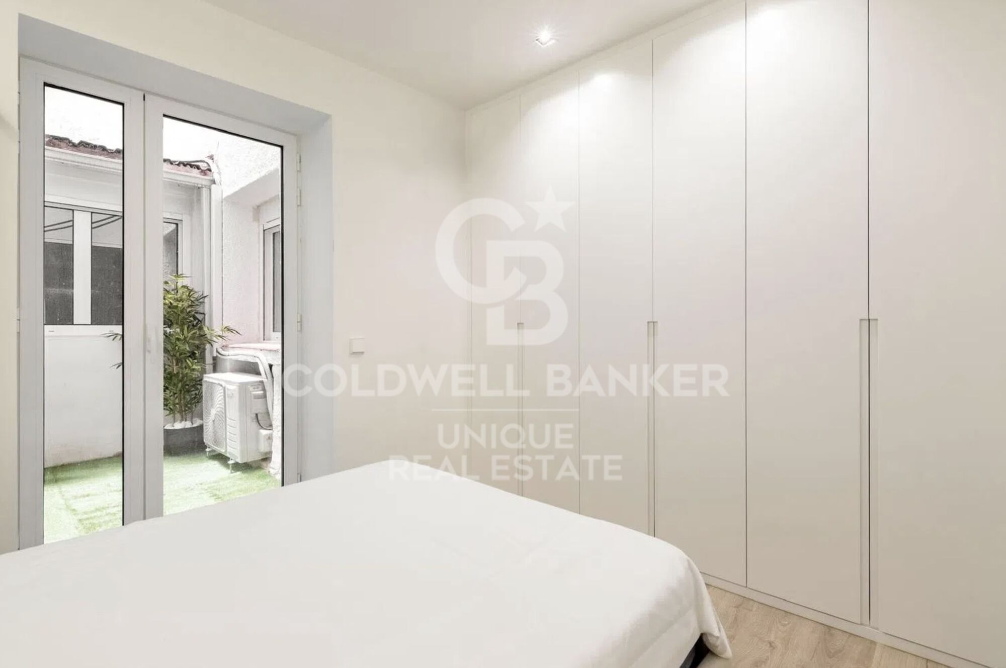 Renovated exterior apartment with terrace and storage room in Castellana, Madrid