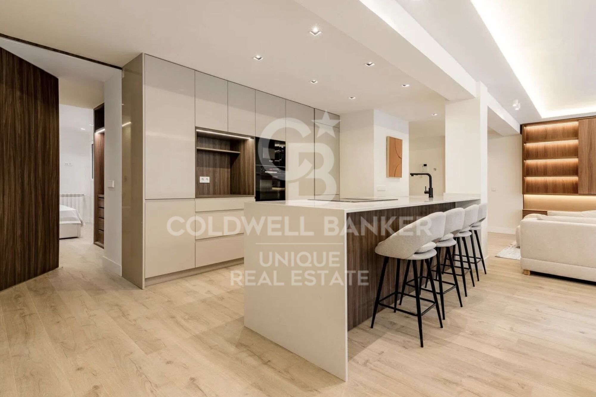 Renovated exterior apartment with terrace and storage room in Castellana, Madrid