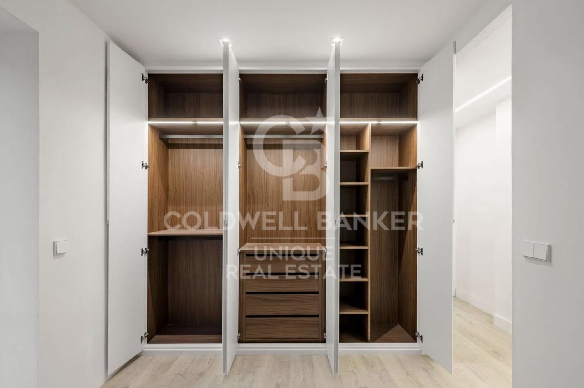Renovated exterior apartment with terrace and storage room in Castellana, Madrid