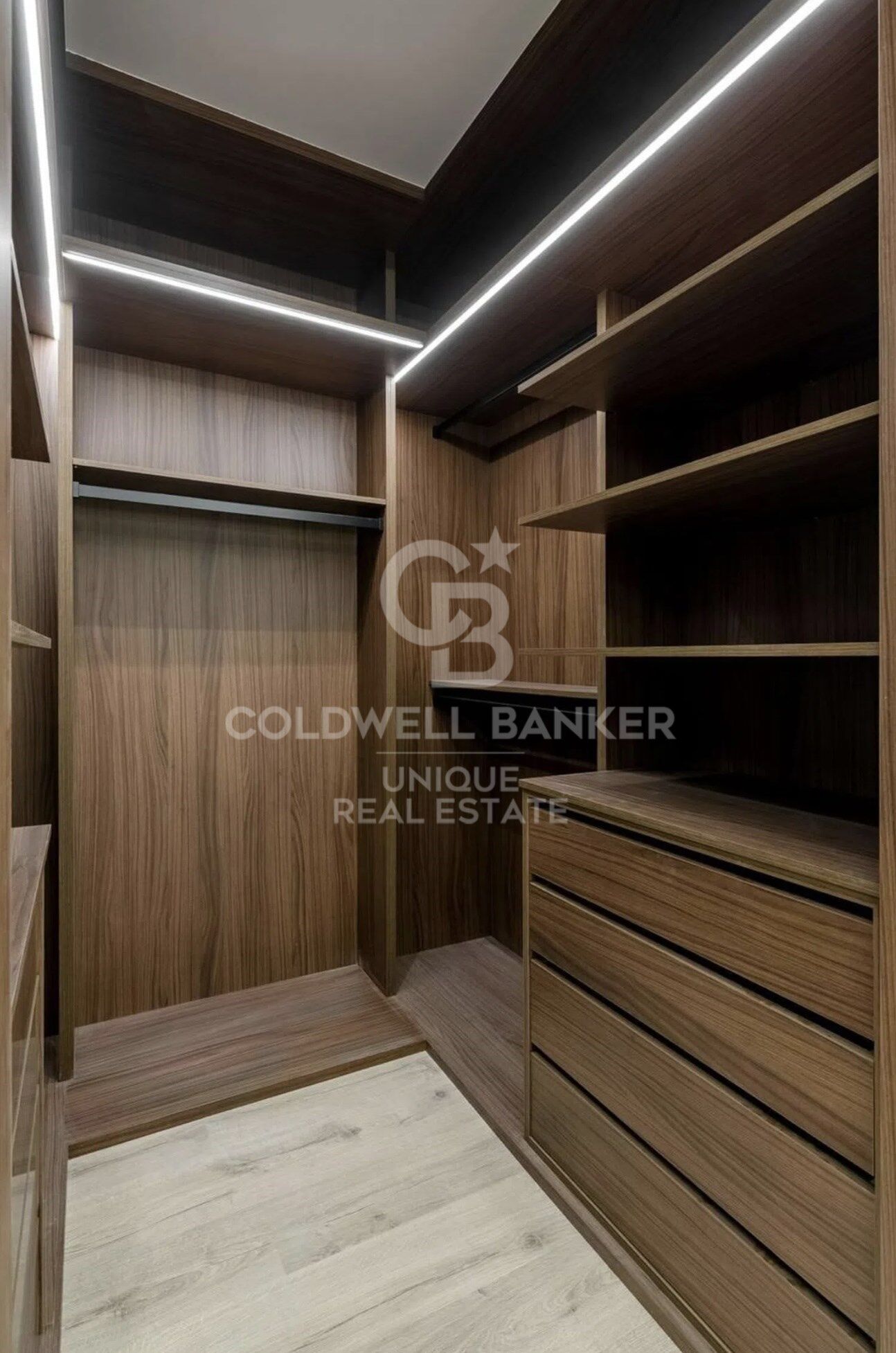 Renovated exterior apartment with terrace and storage room in Castellana, Madrid