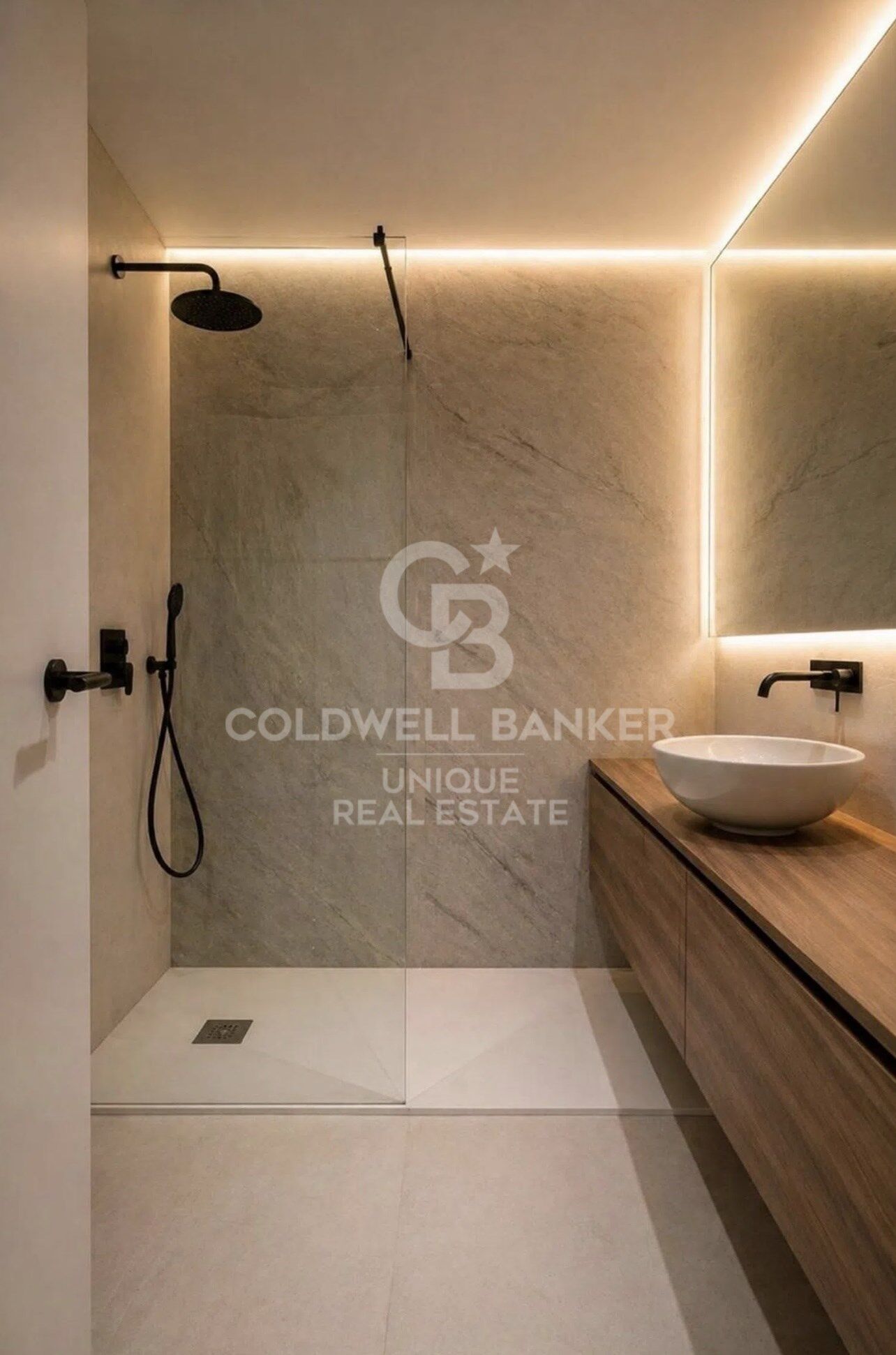 Renovated exterior apartment with terrace and storage room in Castellana, Madrid