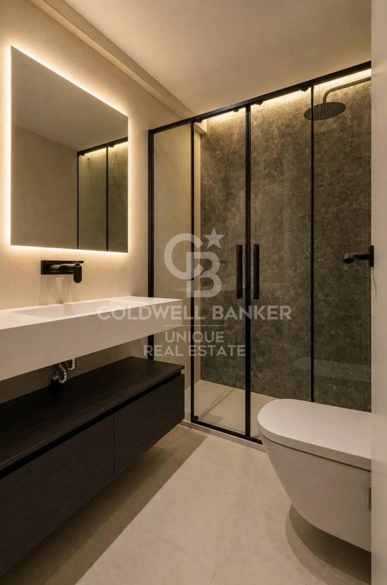 Renovated exterior apartment with terrace and storage room in Castellana, Madrid