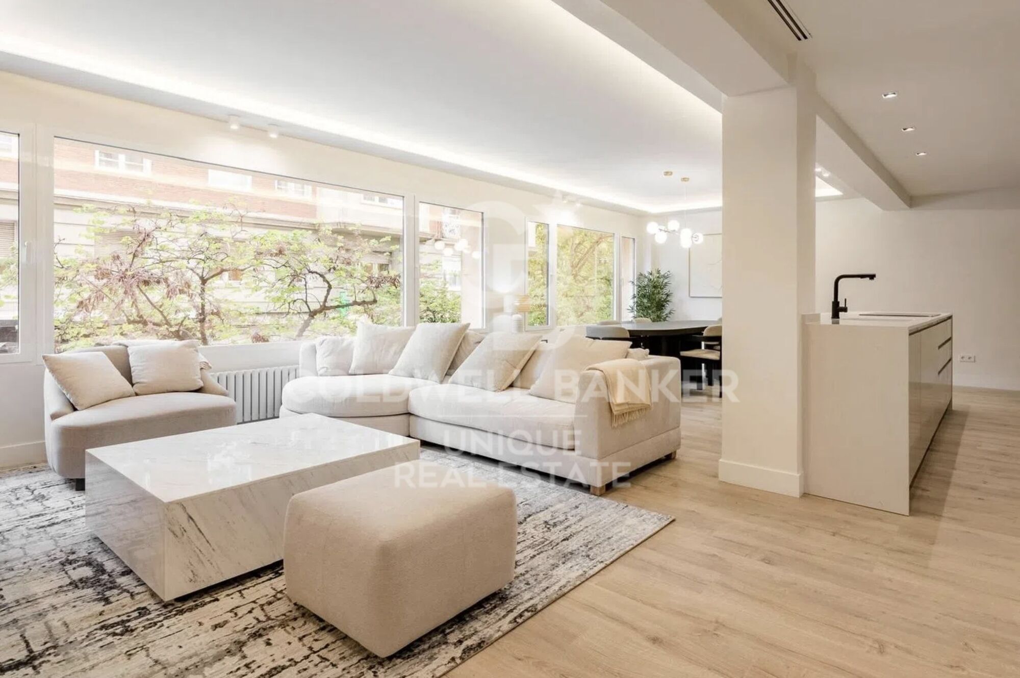 Renovated exterior apartment with terrace and storage room in Castellana, Madrid