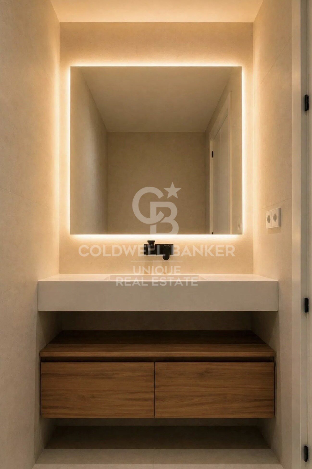 Renovated exterior apartment with terrace and storage room in Castellana, Madrid