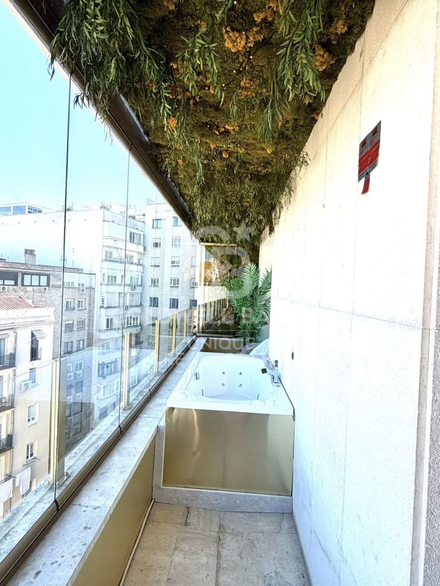 Ático exterior reformado con terraza, garaje y trastero en Recoletos, Madrid