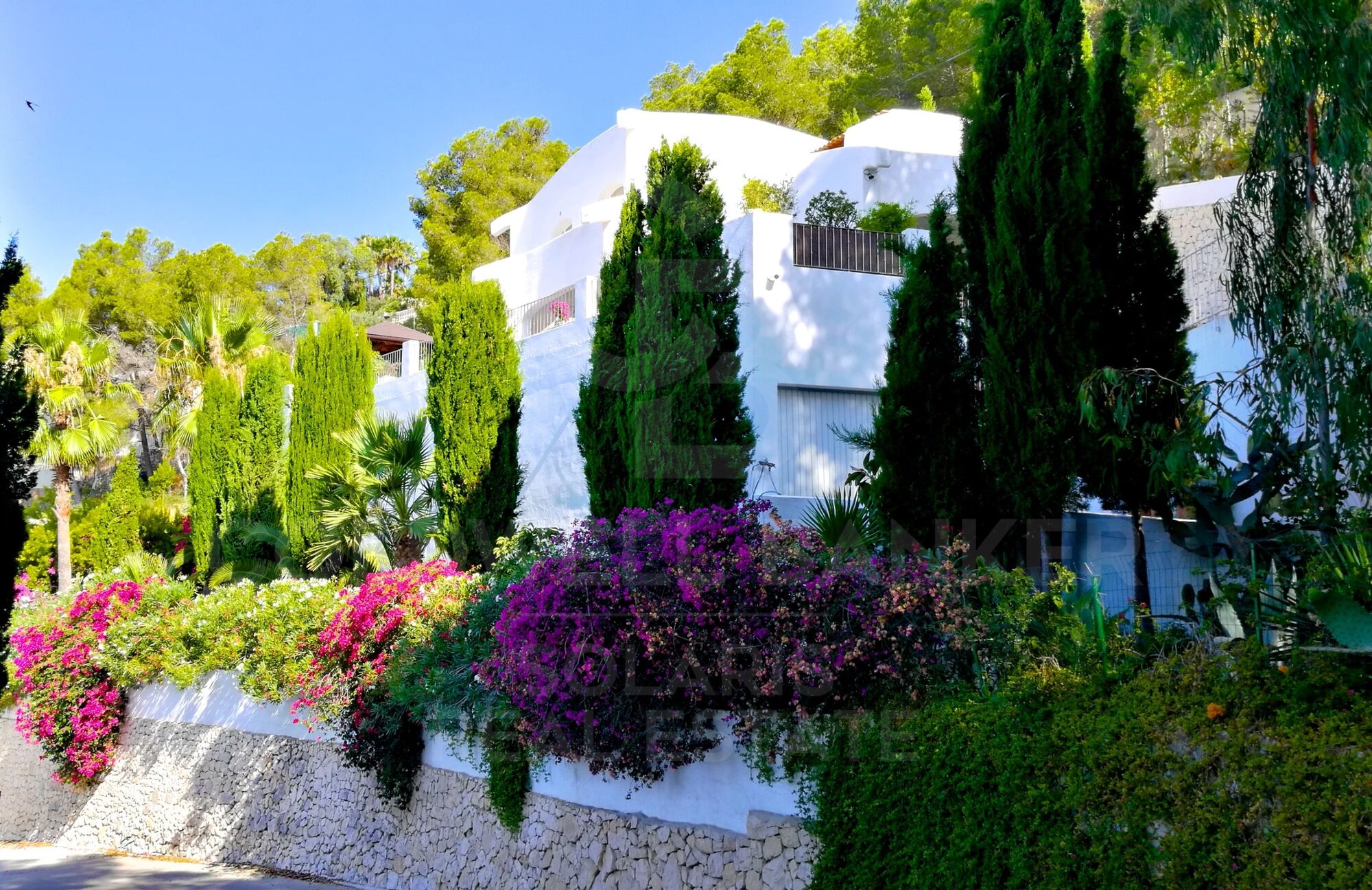 Villa ibizanne avec des vues spectaculaires sur la mer et la baie de Calpe