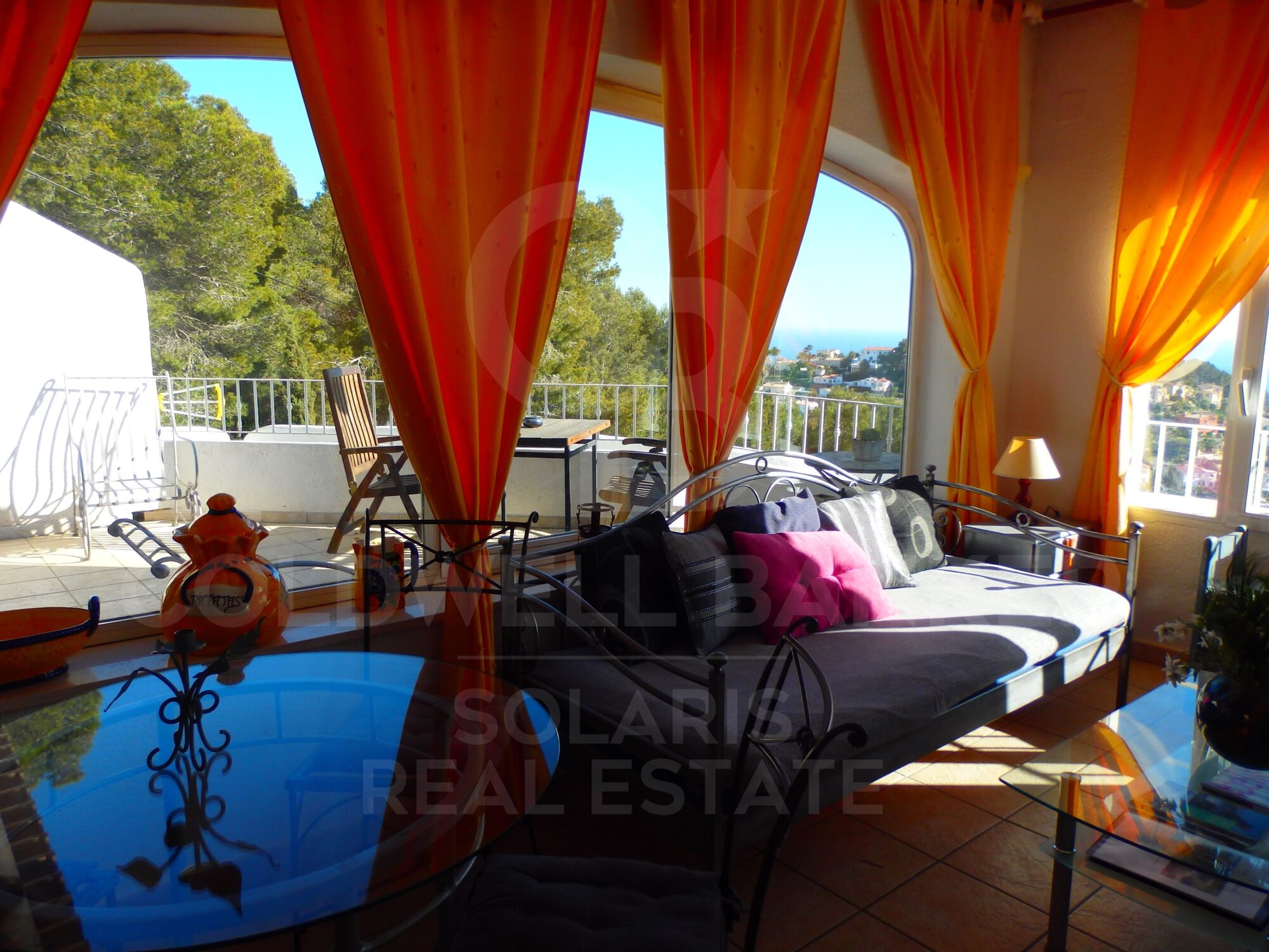 Villa ibizanne avec des vues spectaculaires sur la mer et la baie de Calpe