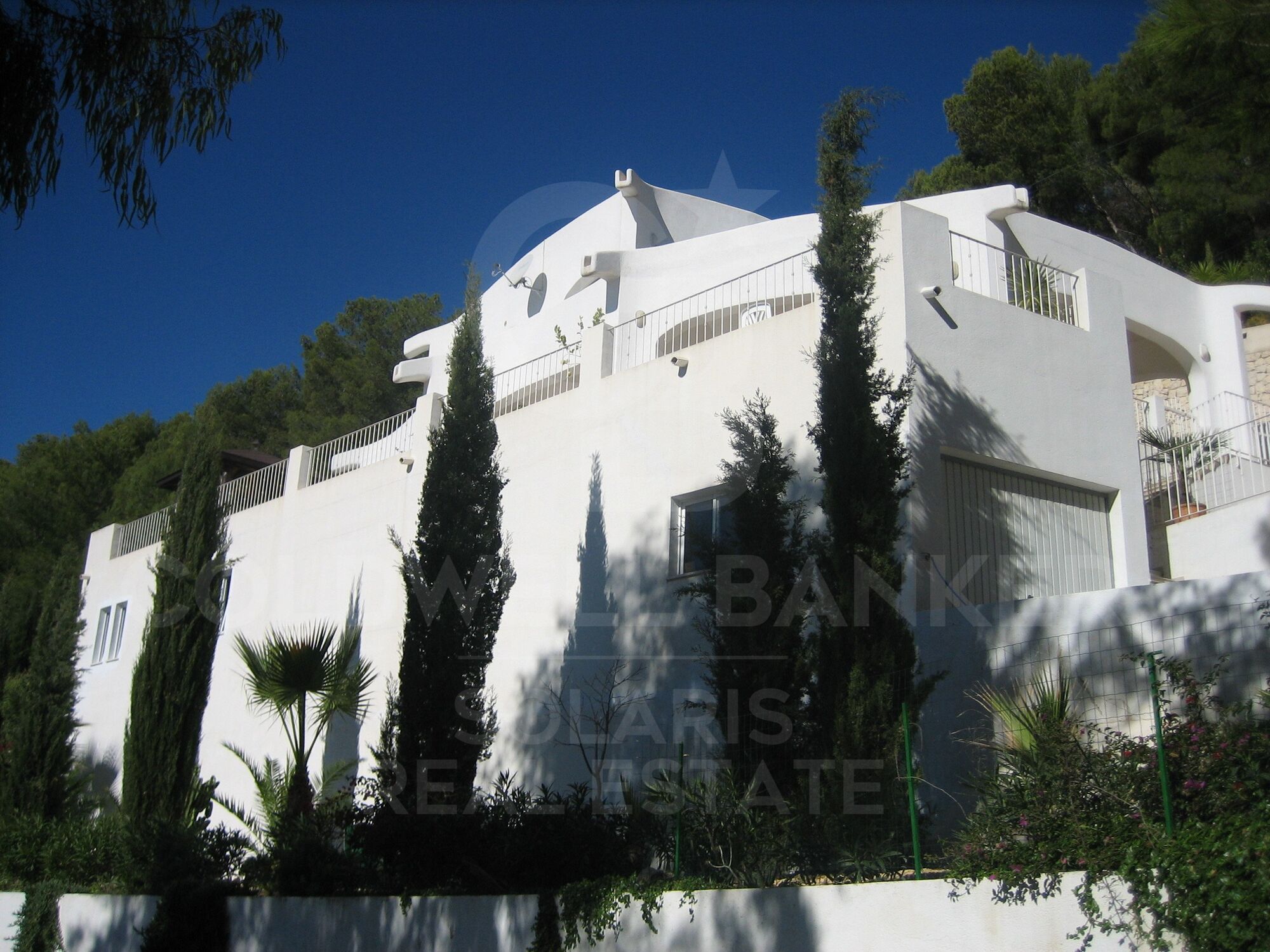 Villa ibizanne avec des vues spectaculaires sur la mer et la baie de Calpe