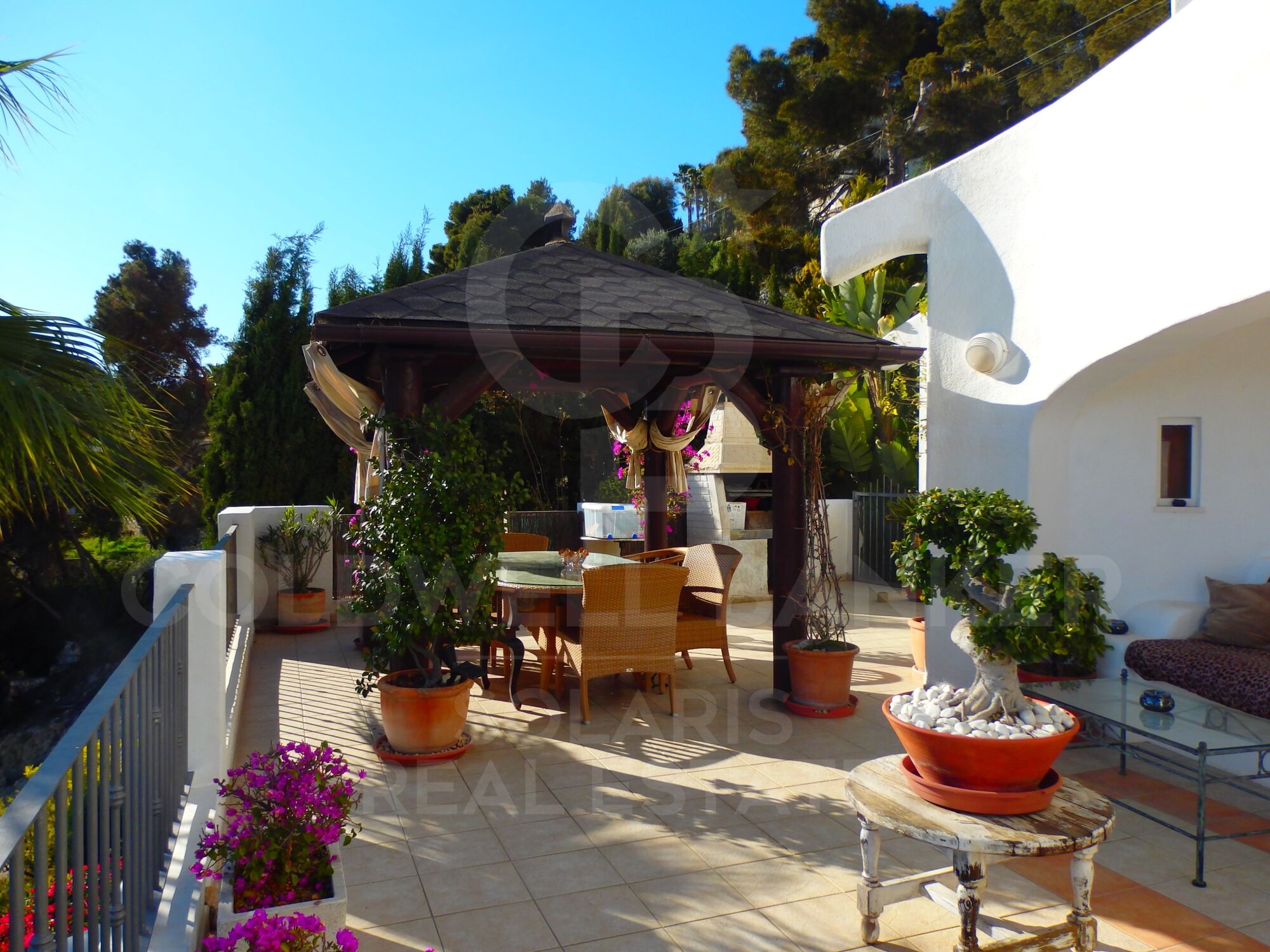 Villa ibicenca con espectaculares vistas al mar y a la bahía de Calpe