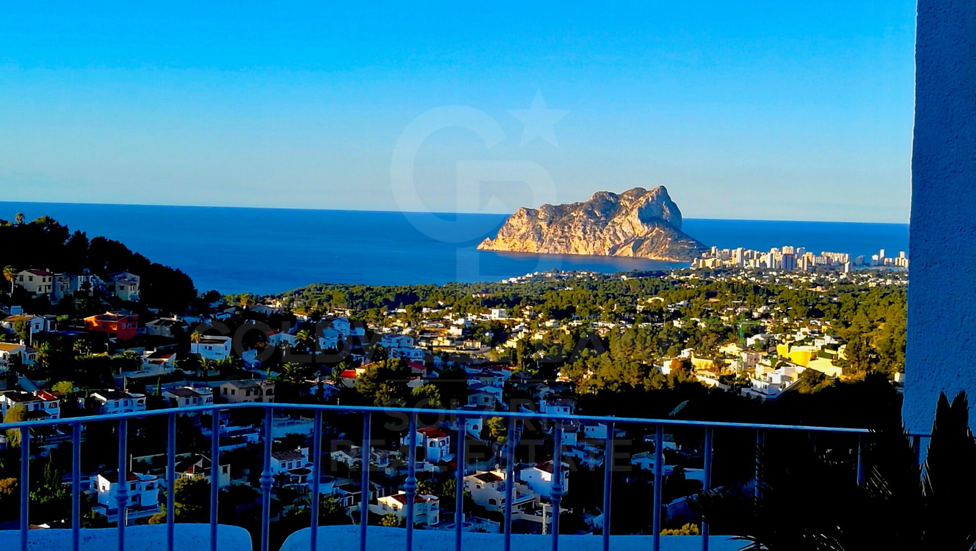 Villa ibicenca con espectaculares vistas al mar y a la bahía de Calpe