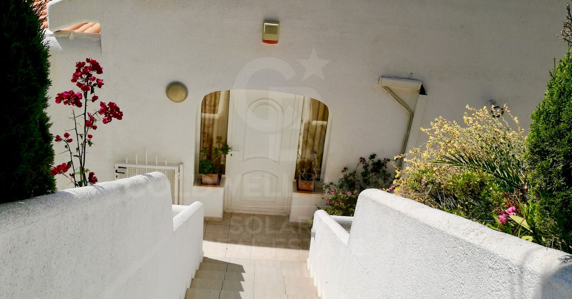 Villa ibizanne avec des vues spectaculaires sur la mer et la baie de Calpe