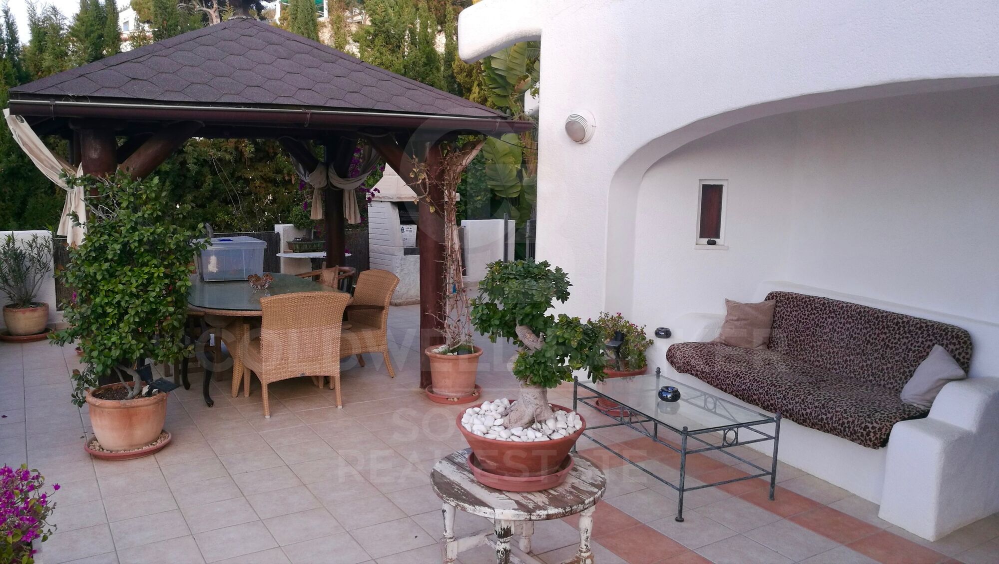Villa ibizanne avec des vues spectaculaires sur la mer et la baie de Calpe
