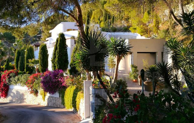 Villa ibizanne avec des vues spectaculaires sur la mer et la baie de Calpe