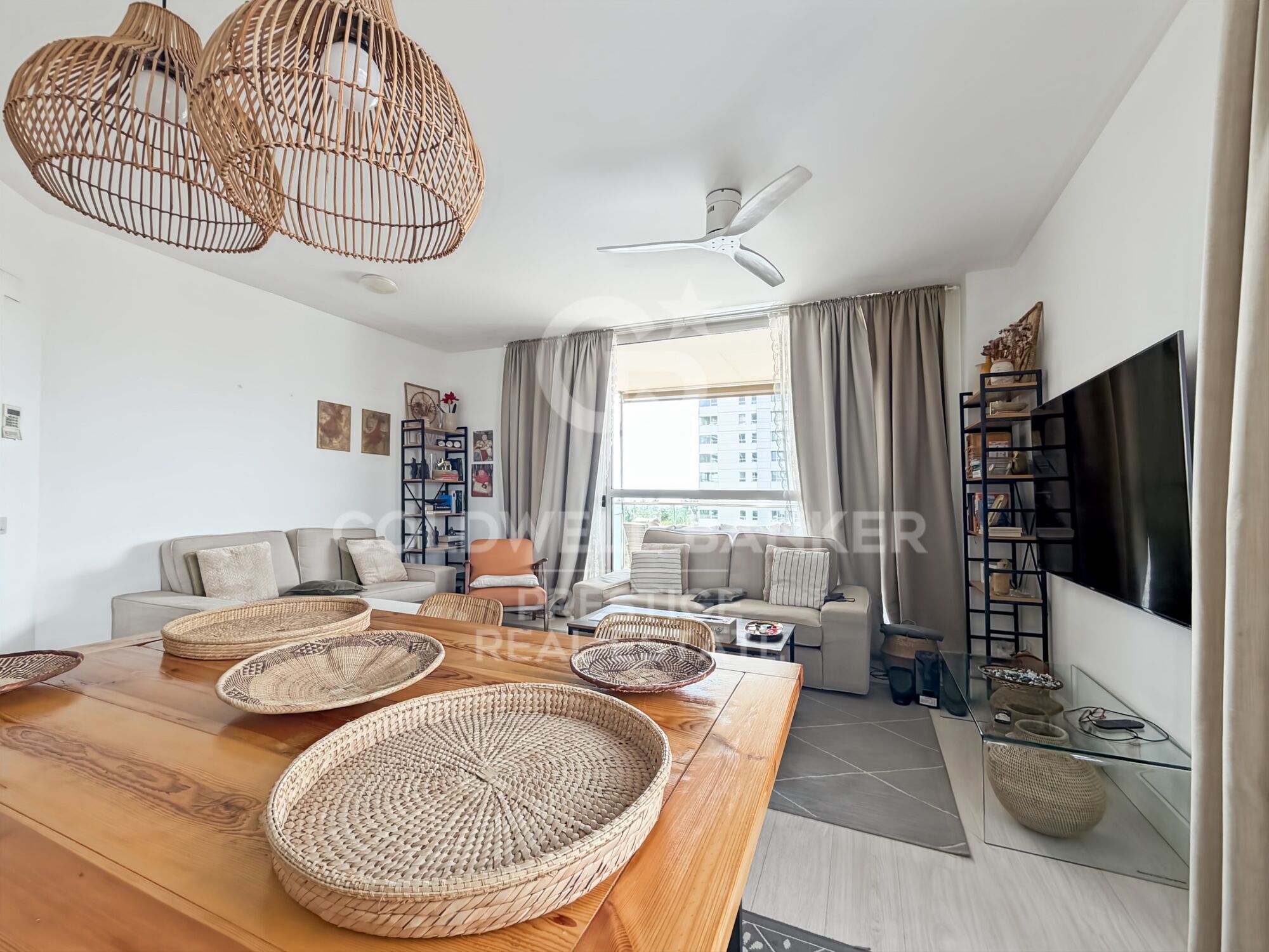 Wohnung mit Terrasse, Meerblick, Pool, Fitnessraum und Paddle-Tennisplätzen