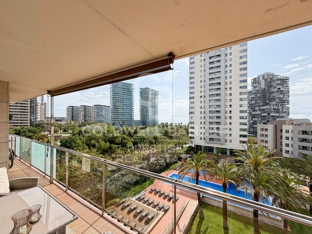 Apartment with terrace, sea views, pool, gym and paddle courts