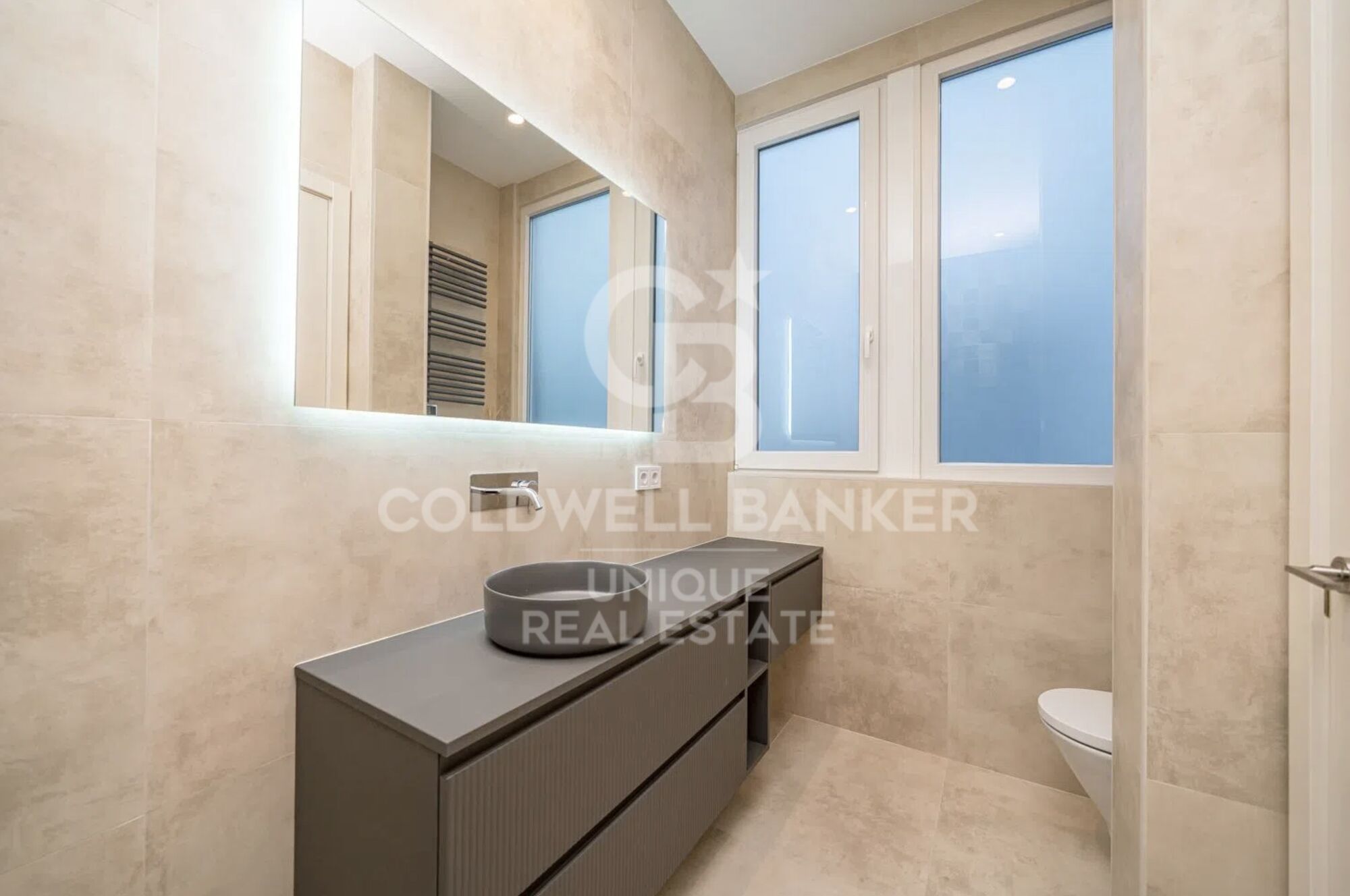 Renovated exterior apartment with 4 balconies in Malasaña, Madrid