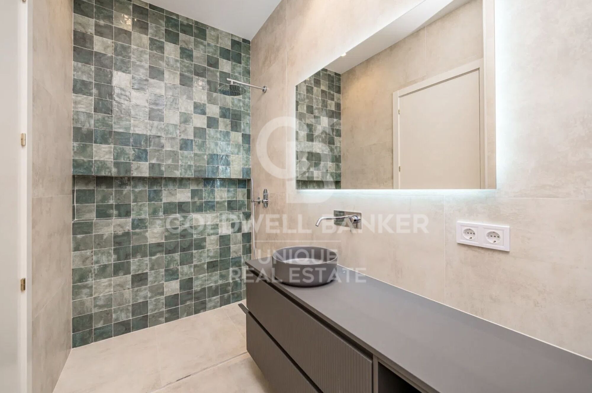 Renovated exterior apartment with 4 balconies in Malasaña, Madrid