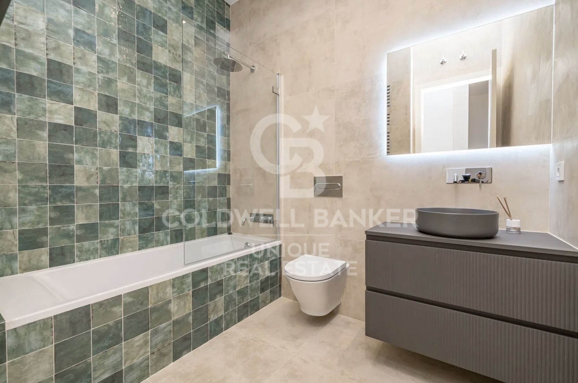 Renovated exterior apartment with 4 balconies in Malasaña, Madrid